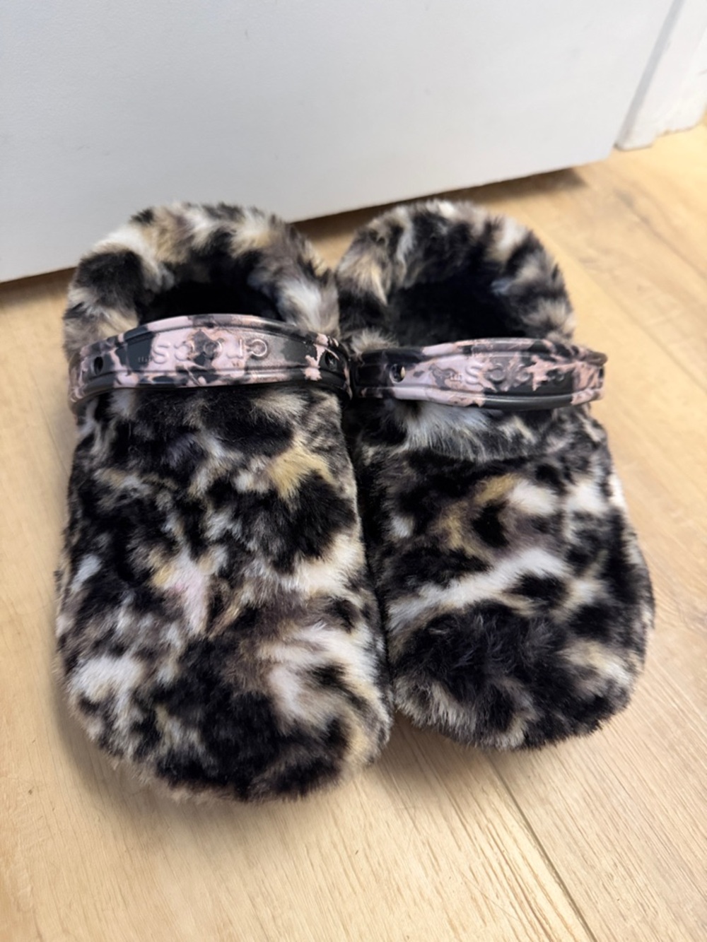 CROCS Classic Fur Sure Faux Fur Leopard Print Clogs Women’s Size 6